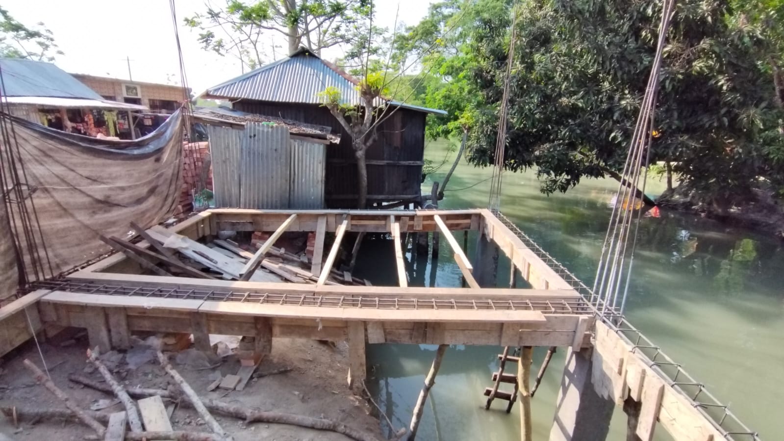 ঝালকাঠি রাজাপুরে সরকারি খাল দখল নিয়ে উত্তেজনা, অবৈধ নির্মাণ ভাঙার নির্দেশ প্রশাসনের
