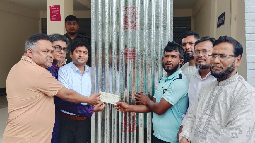 ধামুরায় ভয়াবহ আগুন: ক্ষতিগ্রস্ত ব্যবসায়ীদের নগদ সহায়তা ও ঢেউটিন বিতরণ