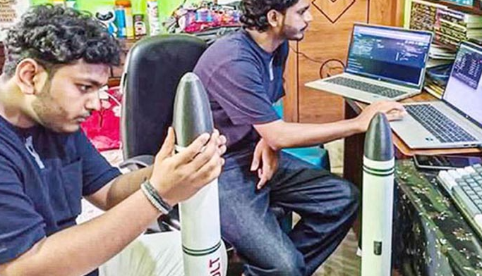 নিজেদের অর্থায়নে মিসাইল-রকেট তৈরি: বরিশালের দুই শিক্ষার্থীর চমক