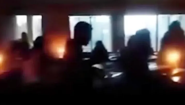 বিদ্যুৎ সংকটে বরিশাল সরকারি মহিলা কলেজে মোমবাতি জ্বালিয়ে পরীক্ষা